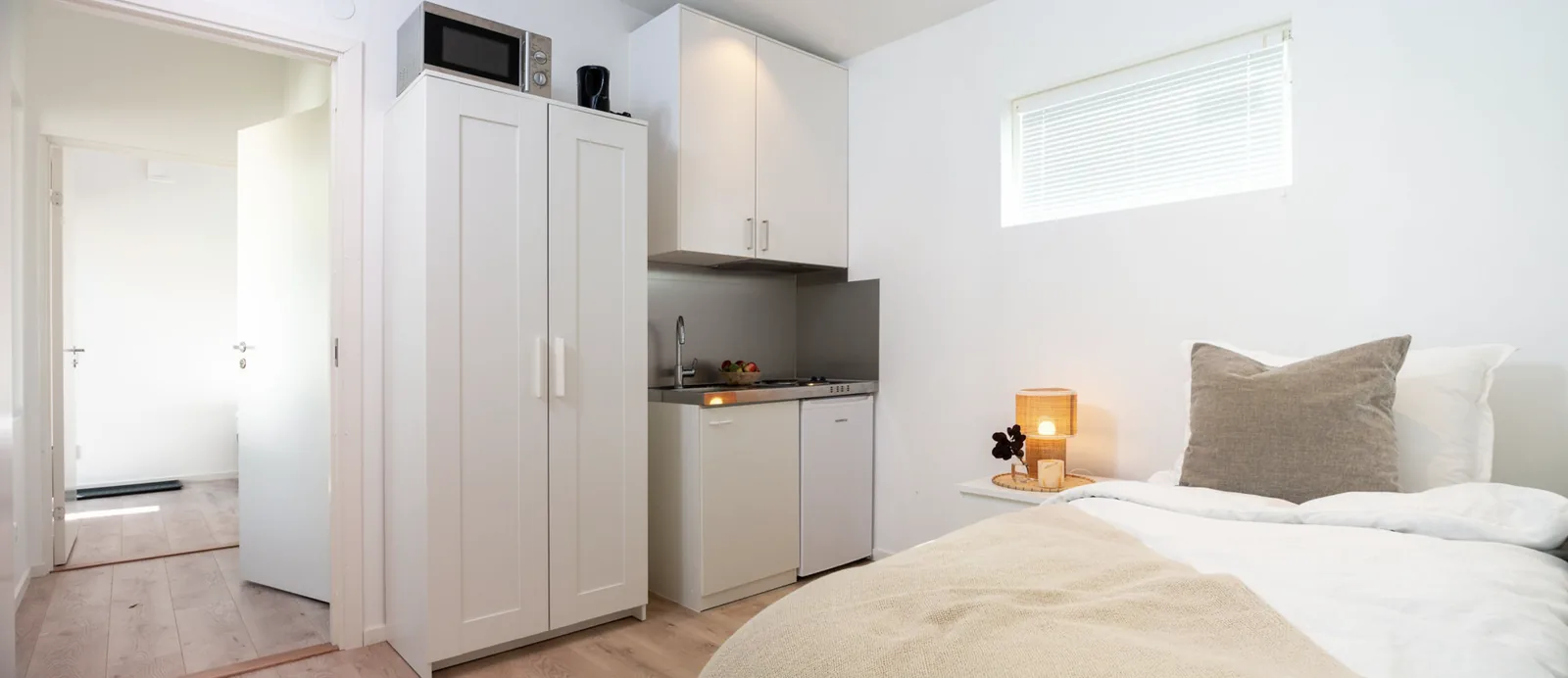 Enkelrum med eget pentry, kylskåp och mikrovågsugn i företagsboende i Södra Torslanda, Göteborg
