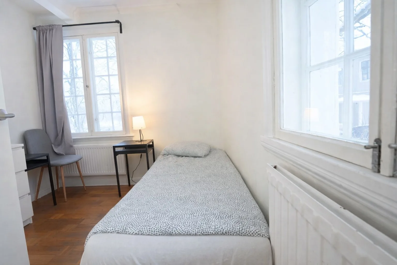 Enkelrum med skrivbord och stol vid fönstret, för den som jobbar hemifrån mellan skiften