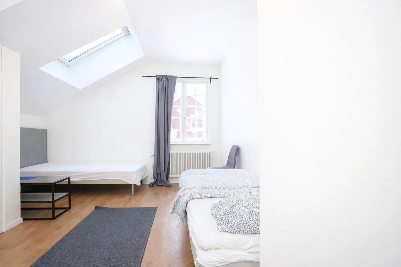 Ljust sovrum på övervåningen med takfönster och två separata sängar