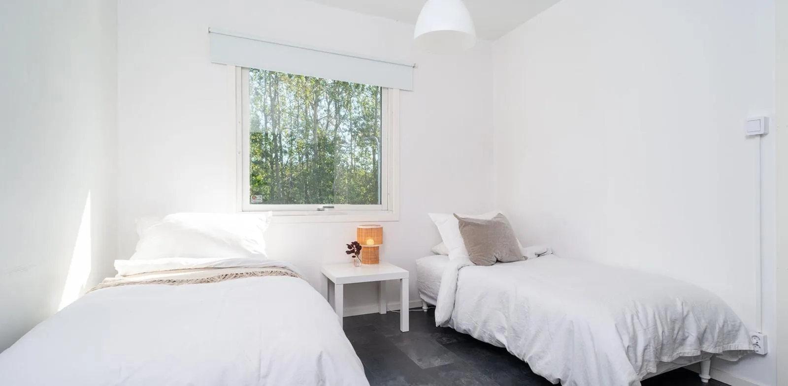 Sovrum med två bäddar i morgonljus